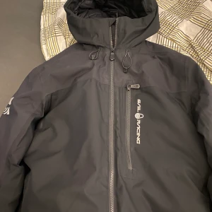 Sail racing vinterjacka  - Hej säljer min sail racing jacka som är storlek L men passar M också den är din ny har inte användning av den pågrund av ny jacka men den är riktigt skön och varm perfekt för vintern frakten ingår gratis hör av er först t kvarn 