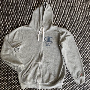 Champion zip hoodie strl M - Mycket bra skick på champion zip hoodie