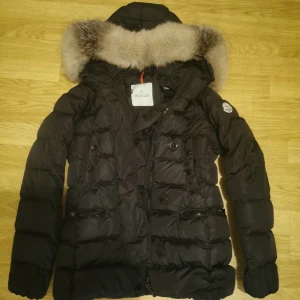 Moncler Genette puffer jacket - Säljer min Moncler vinterjacka storlek 0 det motsvarar xs/s. Den är köpt 2017 från Olsens butik i Malmö. 1 Knapp på framsidan har trillat av som inte är märkbart & dragkedje hållaren på höger ficka har gått av (dragkedjan funkar dock som vanligt).