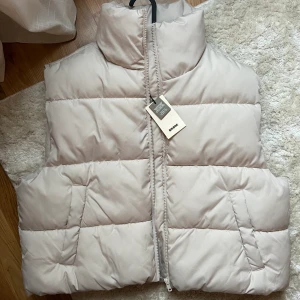 Puffervest beige- large - Bikbok puffervest new with tags!! Size large! 