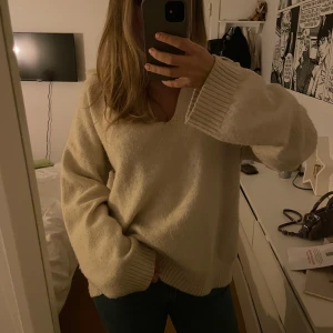 Stickad tröja - Super mysig och snygg stickad tröja! 🤎 Lite smått nopprig tyvärr men annars i fint skick!