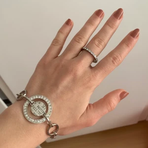 Armband från Decibelle - Armband av Decibelle, helt oanvänd för 40kr.