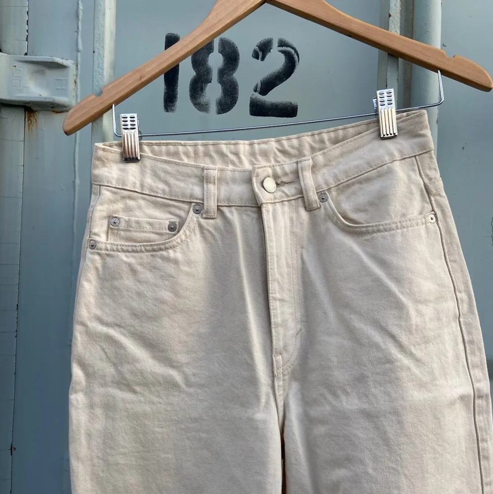 Krämvita jeans från Weekday i modellen Rowe. Dom är straight leg i storlek W26/L32, knappt använda. Köparen står för frakt<3. Jeans & Byxor.