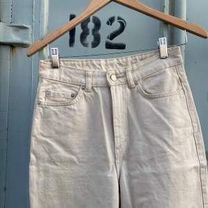 Krämvita jeans från Weekday i modellen Rowe. Dom är straight leg i storlek W26/L32, knappt använda. Köparen står för frakt<3