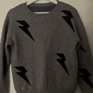 Blixt tröja - Säljer min sköna tröja då den inte kommer till användning längre då jag har andra tröjor! Den är ifrån shein!