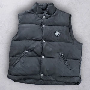 Puffer väst - Perfekt för hösten 🍂 Känn er fria att ställa frågor angående mått och sånt, svarar snabbt 🌟🫵🏼