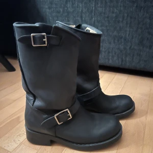 Johnny bulls - Fina Johnny bulls. Liknar dem trendiga cowboy skorna🤠 nypris: 1300kr. 