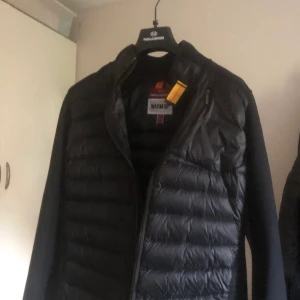 Parajumper Jacka - En pjs jacka inköpt på kidsbrandstore några månader sen  för 2899kr. Säljer då den inte passar min stil längre. Finns även QR kod att skanna för att visa att den är legit. Den är i storlek L. Alltså 16 y.