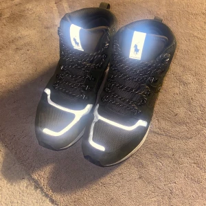 Polo Ralph Lauren Skor - Snygga skor till vintern Namnet på dom tror jag är train100mid boot olive green  Cond 8.5/10 Storlek 43 Nypris 1100  Möts upp i sthlm eller frakt då köparen står för frakten Pris kan diskuteras 