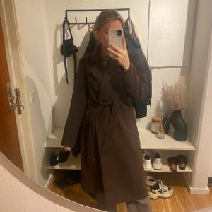 Vill mest kolla av om någon sugen på att köpa min bruna kappa från Bikbok? Köpt förra hösten och är i jättefint skick, sååå fin brun färg också.🤎 Storlek XS, jag är 162 cm lång 🤎