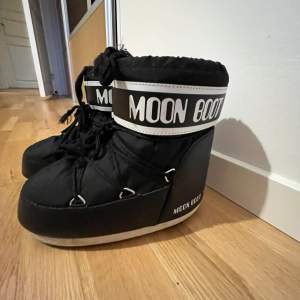 Moon boots storlek 38, använda cirka 3 gånger, köpta för 1500, dem är i ny skick🫶🏼