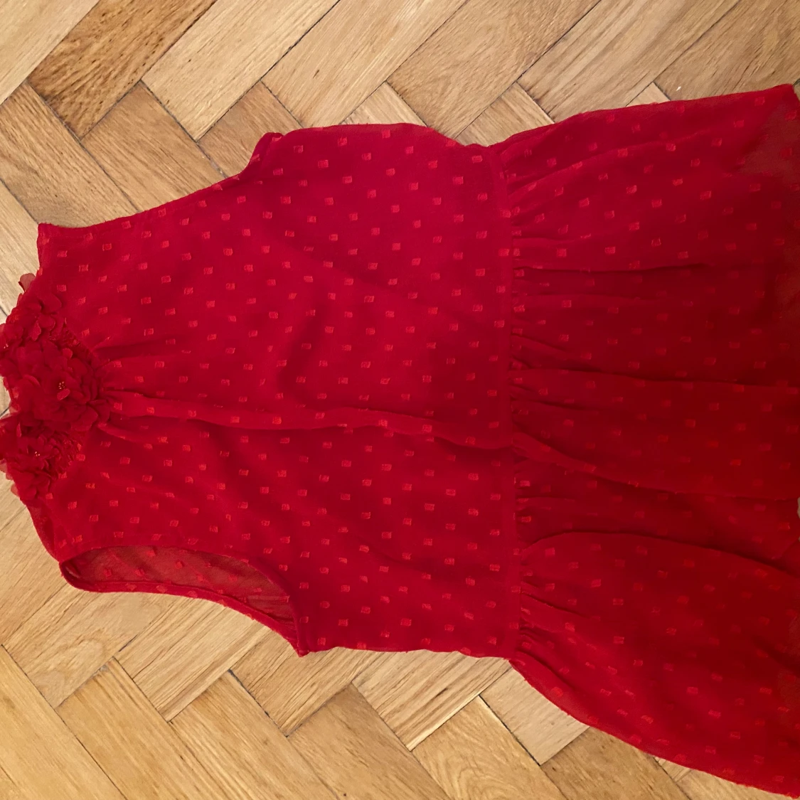 Röd topp med fin blomsterkrage  - 90