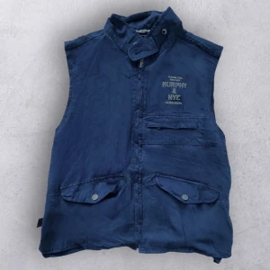 Vintage Murphy & Nye väst  - Perfekt för hösten. Känn er fria att ställa frågor om mått och allt sånt, svarar snabbt 😉