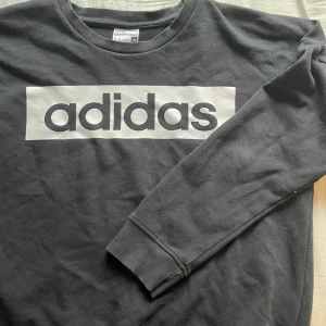 Adidaströja - Jätteskön, svart tröja med vitt tryck! Storlek M men skulle anse den som liten i storleken så mer S/XS☺️