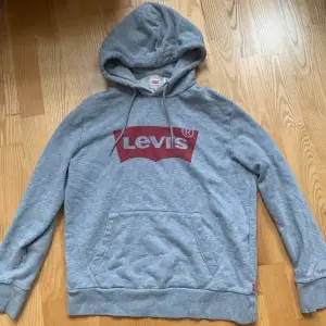 Levis hoodie med luva i storlek M. Mycket bra skick, inga skador eller liknande. Knappt använd! Skriv privat för mer detaljer 💞