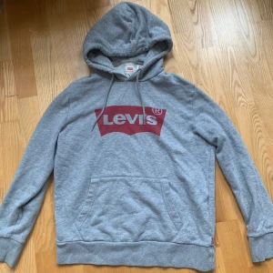 Levis luvtröja - Levis hoodie med luva i storlek M. Mycket bra skick, inga skador eller liknande. Knappt använd! Skriv privat för mer detaljer 💞