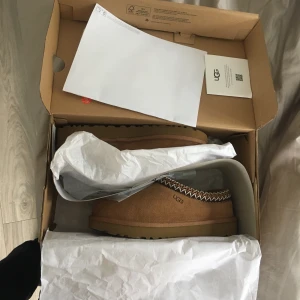 Tasman ugg - Tasman ugg i stl 37. Köpta från Vallgatan. Aldrig använda, helt nya. Säljer pga missa sista returdagen.