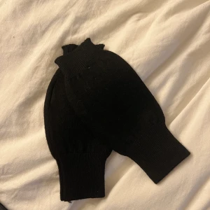 Svarta torgvantar  - Jättesköna i materialet, SISTA svarta som är kvar!!!! Är onesize, passar alla. 