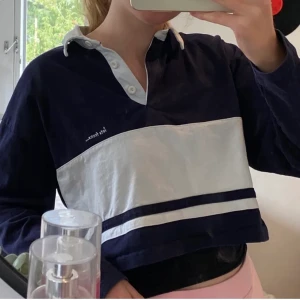 Urban outfitters piké  - Pikétröja från uo! Använd men fortfarande i väldigt fint skick, inga fel. 