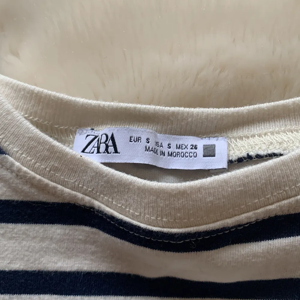 Säljer en jätte fin Zara tröja som inte går att få tag på längre🥰 st S och är inte liten i storleken, skulle säga att den passar upp till 162 ungefär 🥰 köparen står för frakt . T-shirts.