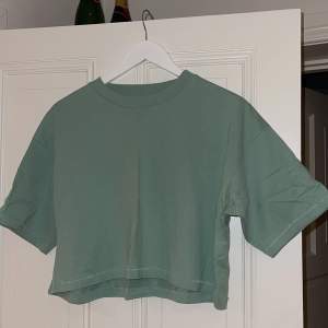 Grön croptop från Cotton On, storlek S, 100kr+frakt