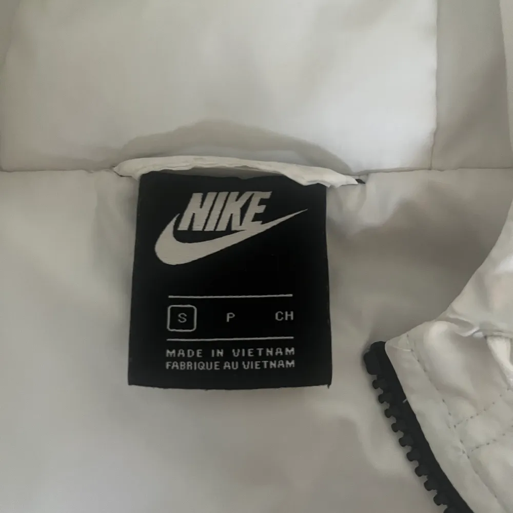 Säljer denna Nike jackan. Skulle säga att den är en dunfjädrad vindjacka så den är något varmare än en vanlig vindjacka eftersom den är lite fodrad, använd få gånger 💕💕 . Jackor.