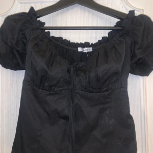 Svart crop top  - Använd en gång 