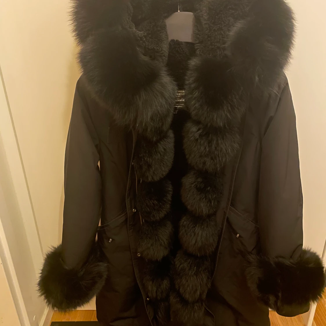 Svart vinter parka med svart äkta päls  - 90