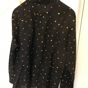 Gudrun Sjöde’n skjorta - Fin skjorta från Gudrun Sjöde’n obetydligt använd. Svart botten med glada prickar på. Frakt betalas av köparen.