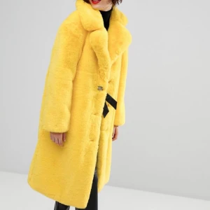 Yellow faux fur - Magisk gul fuskpäls, otroooligt mjuk och varm! Från mango, felfritt skick förutom en liten mörk fläck vid vaden men ingenting man tänker på! 