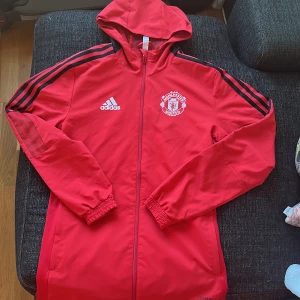 Adidas Manchester United jacka  - Adidas Manchester United jacka i st XS. Nyskick använd endast 1 gång. Nypris 799kr. 