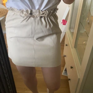 Fin kjol! - Kjol från Ginatricot. Skinn material, stretch vid midjan. Storlek 36🌸