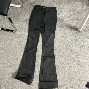 Skinbyxkor  - Oanvända skinbyxor från NA-KD 