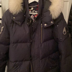 Vinterjacka - Hej! Har använt knuckle moose en vinter och sedan växte man ifrån de  Den värmer bra och har fint päls   Har även kvittot  Storlek M