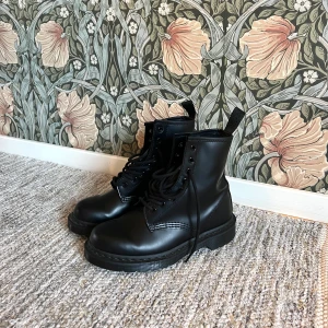 Dr. Martens - Dr. Martens, aldrig använda pga för små på mig💕Nypris 2000kr