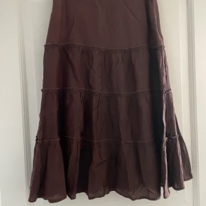Kjol - Supersnygg/trendig kjol tidigare köpt secondhand säljs pga för liten för mig :,}  Yttertyg: Acetat/Viskos Innertyg: Polyester För referens så är jag 171cm och kjolen slutar ungefär halvvägs på smalbenen. 😊 Kan mötas upp eller frakta mot kostnad! :}