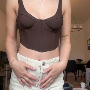 Brun topp - Fint skick, oanvänd. Är storlek M men känns mer som en S