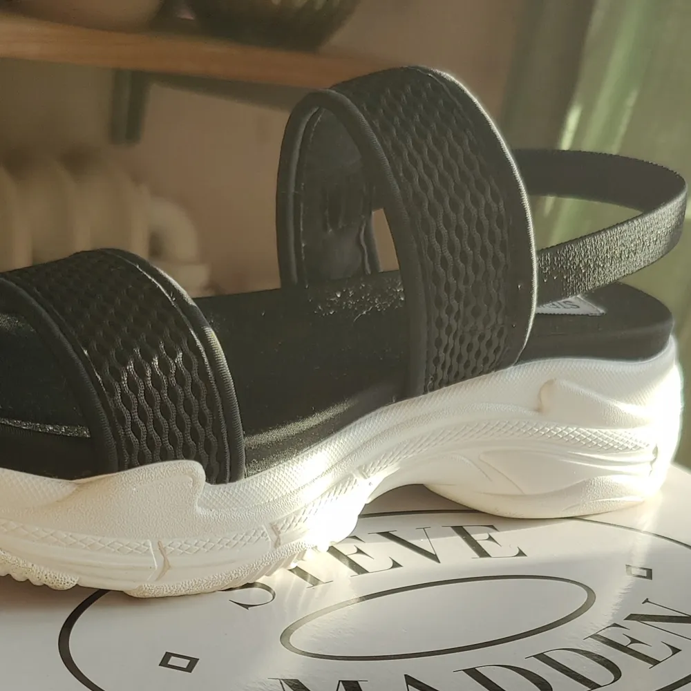 Steve Madden sandaler i designen Sublime. Svåra att få tag på om man vill köpa i butik 💞 Skorna är i bra skick då de knappt har använts. De har en liten klack/platå. Skickas med orginallådan, fler bilder går att få ❤️. Skor.