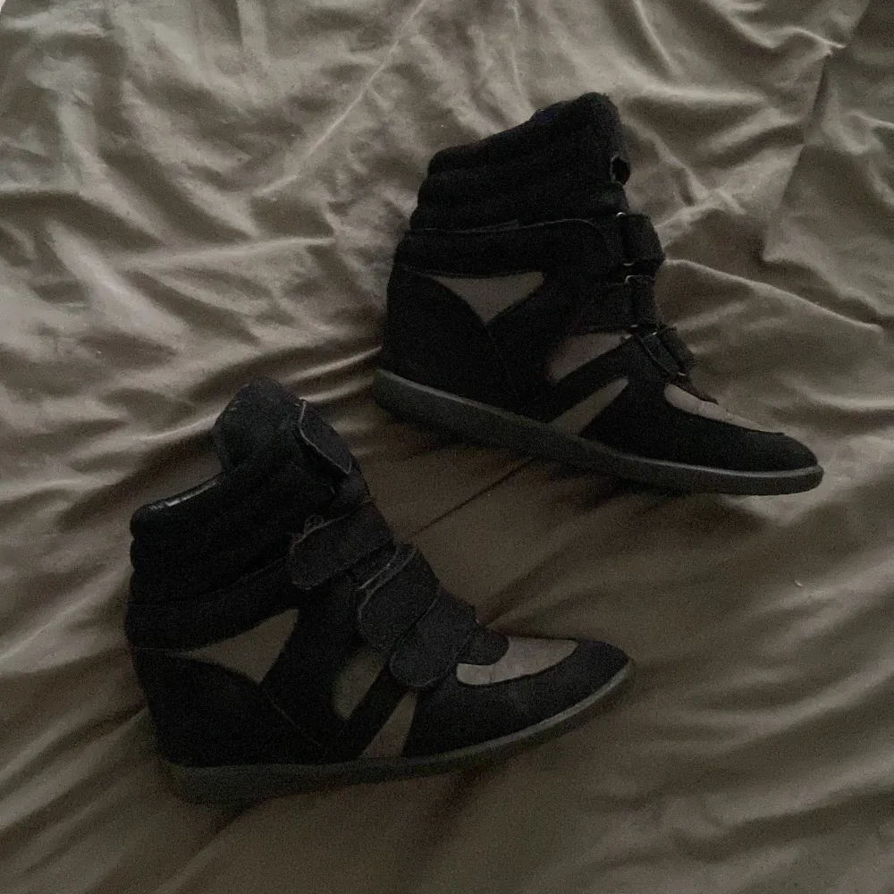 Säljer dessa Isabel Marant inspirerade skor! Dem är svarta med mörkgråa detaljer och kardborreband. Ursprungligen från märket Duffy🖤 . Skor.
