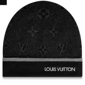 Ett helt oanvänd ny skickad Louis Vuitton set med kvitto kommer imon några dagar. DET ÄR SISTA KVAR OCH PASSA PÅ OCH FRÅGA