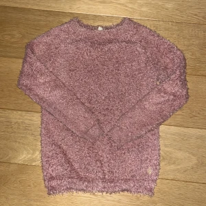 Tröja - 🎀Från: Lager 157🎀 Orginalpris: 150kr🎀 Nytt pris: 20kr+frakt🎀 Inga skador eller fläckar🎀 Kommer ifrån rök och djurfritt hem🎀