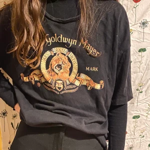 metro goldwyn tröja - en cool tröja från hm! i gott skick