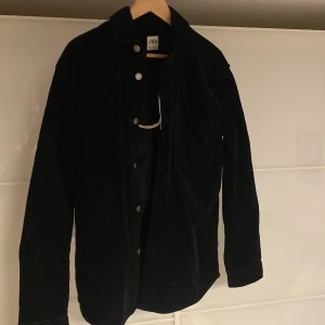 Overshirt - Svart Manchester overshirt från Zara. Helt oanvänd pga för liten storlek.