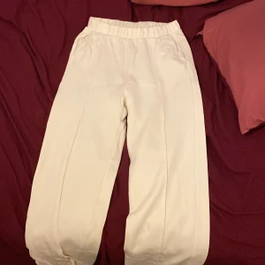 Säljer dom här jättesnygga byxorna - Älskar dom här jättesnygga mjukisbyxorna helt nya, mina mamma köpte de här byxorna för någon dag sedan fast inte kan lämna tillbaka dom 😟❤️