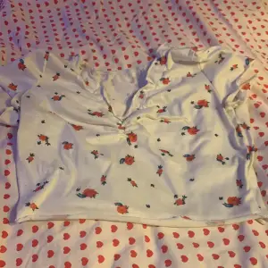 Det här är en vit blommig tröja från shein,den är i bra skick och jag har använt den två gånger💗