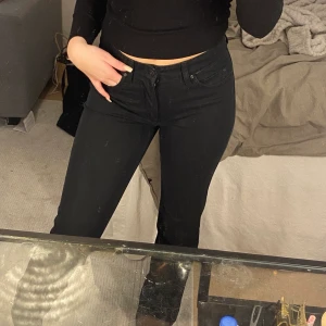 Svarta jeans med detaljer - Säljer mina svarta raka jeans som har små stenar/detaljer på bakfickorna.