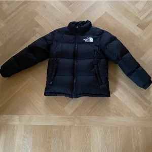 Helt Ny jacka  - Säljer min north face jacka då den är för stor. Prislappen finns fortfarande kvar  Storlek xs 