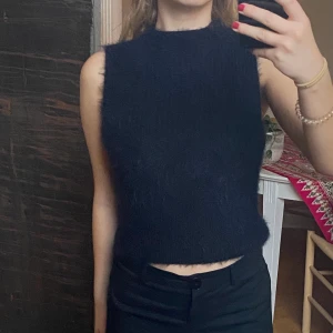 Stickat linne - Svart superskönt och mjukt stickat linne. Fick i julas men har aldrig använt så är i helt nytt skick. Står ingen storlek men jag är 164 och har xs/s. Möts upp i första hand.