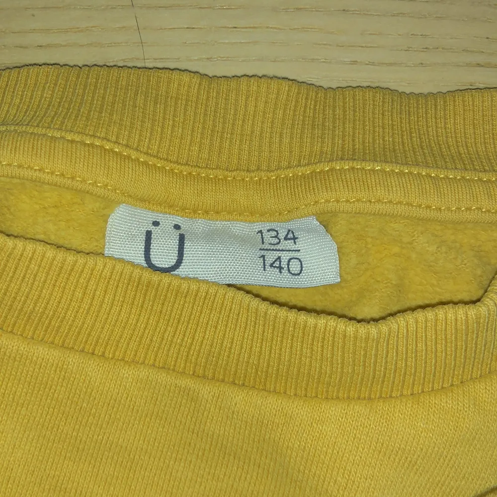 Gul tröja storlek 134/140  Inkluderar ej frakt eller swish. Tröjor & Koftor.