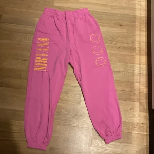 Mjukisbyxor h&m - Mjukisbyxor från h&m. Aldrig använda bara testade en gång, 100+frakt